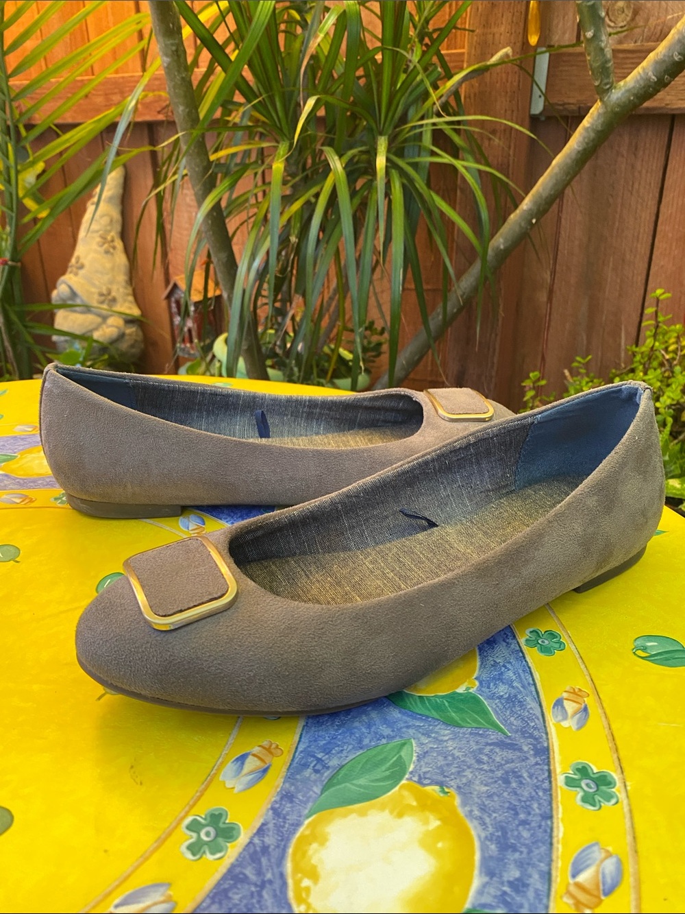 Dr. Scholls Classic Women’s Gray Suede Ballet Flats with Buckle in front! Sz 10M